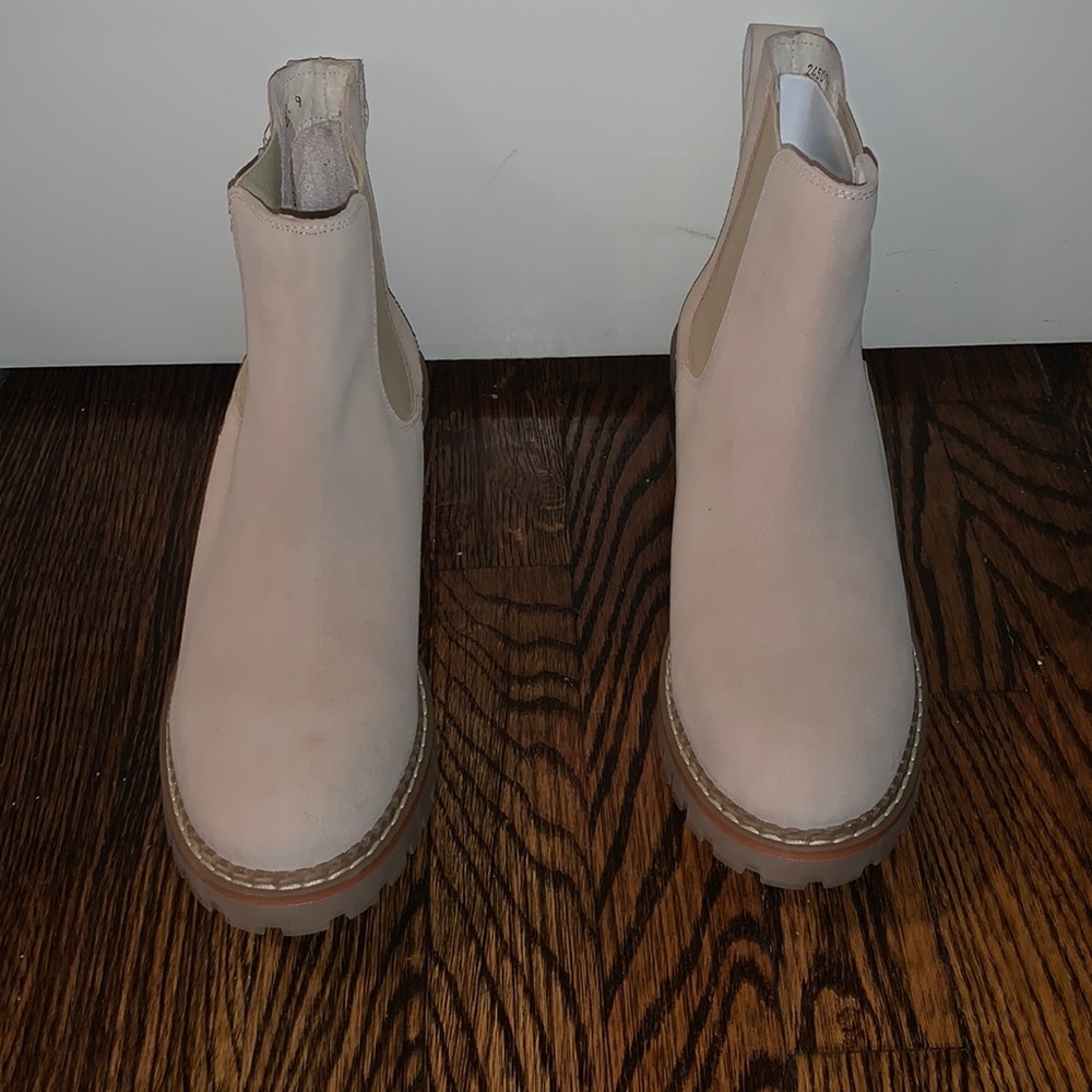 Cream/Tan boots, NWT